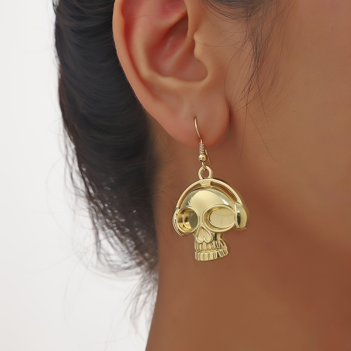 2pcs Women's Quirky Skull Pendant Drop Earrings